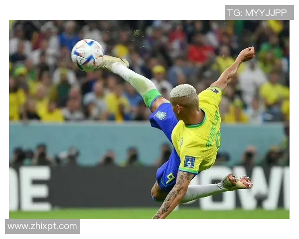 新疆足球明星展现绝技倒钩进球引发全场欢呼